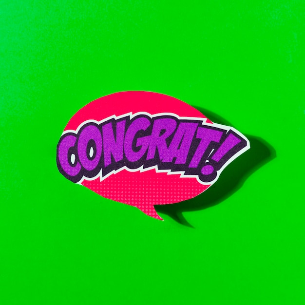 Congrats discurso burbuja estilo de arte pop explosión cómica sobre fondo verde