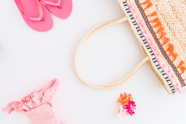 Conjunto de accesorios de vacaciones de playa sobre fondo blanco