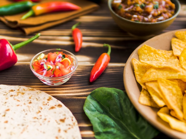 Conjunto de aperitivos tradicionales mexicanos.