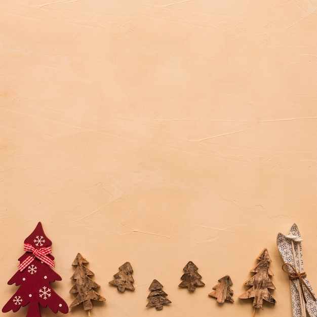 Foto gratuita conjunto de árboles de navidad decorativos y cielos de juguete.