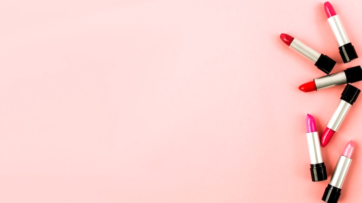 Foto gratuito conjunto de barras de labios brillantes