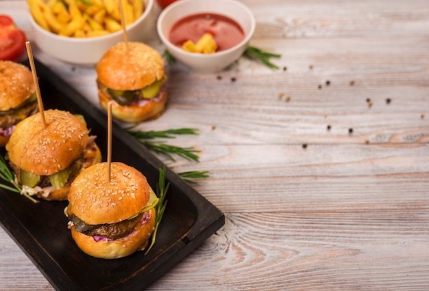 Conjunto de bocadillos de comida rápida con salsa de tomate.