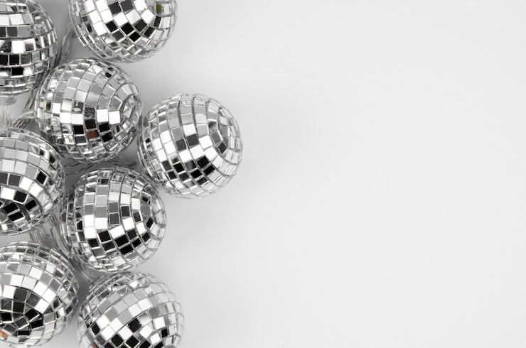 Foto gratuito conjunto de bolas de discoteca con espacio de copia