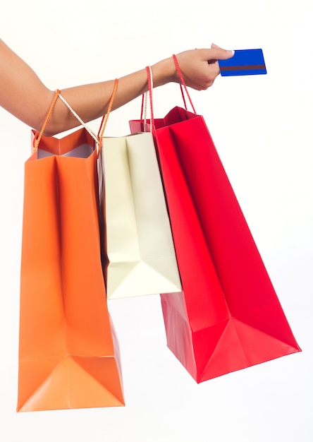 Conjunto de bolsas de compra y tarjeta de crédito en la mano de la mujer