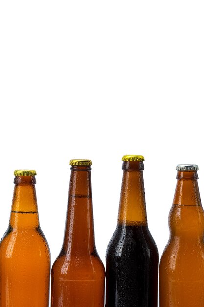 Conjunto de botellas de cerveza aislado