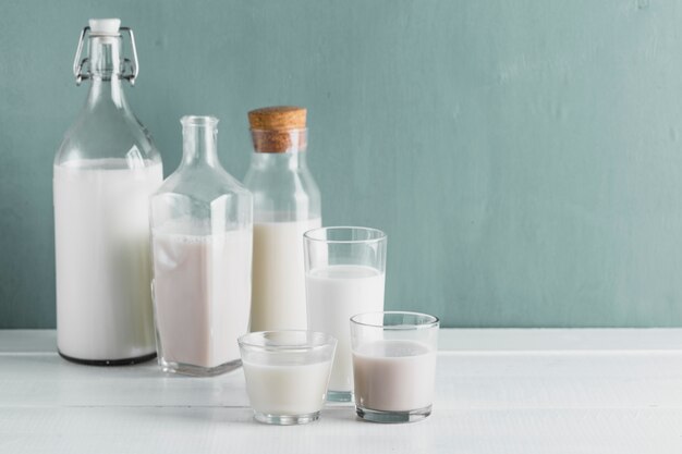 Conjunto de botellas de leche y vasos