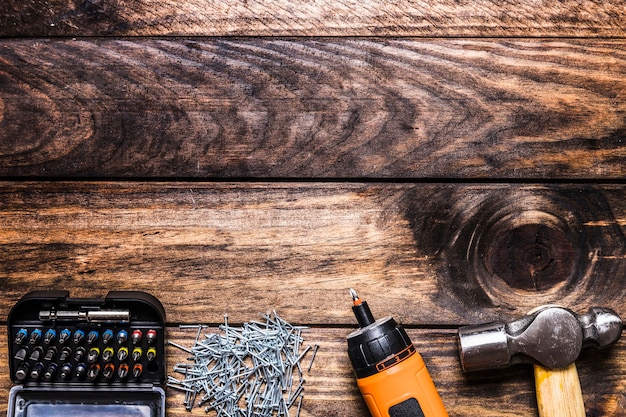 Foto gratuita conjunto de cabeza torx con pernos, taladro eléctrico y martillo