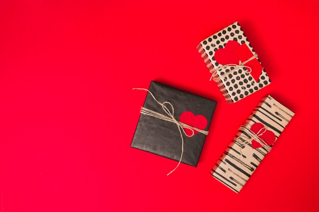 Conjunto de cajas actuales con adornos de corazones.