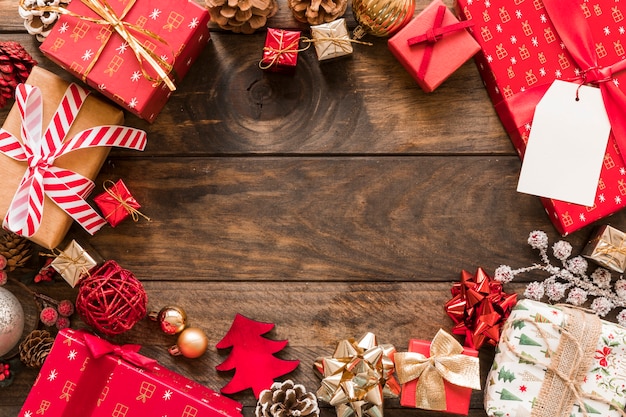 Conjunto de cajas presentes en Navidad envuelve cerca de ganchos de adorno