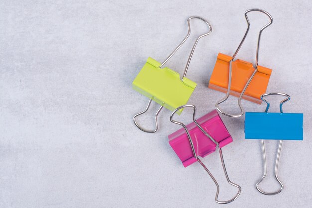 Conjunto de clips de papel de colores sobre superficie blanca