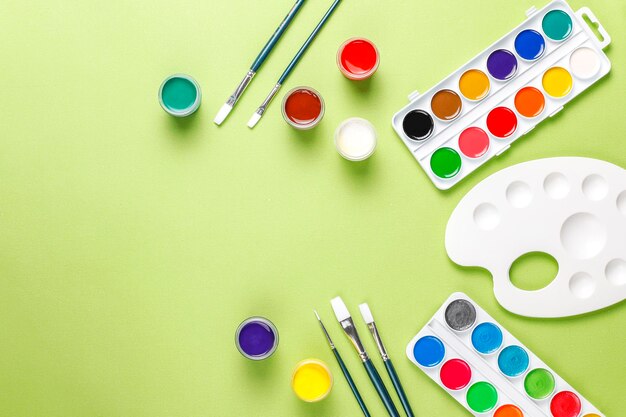 Conjunto de coloridos accesorios para pintar y dibujar.