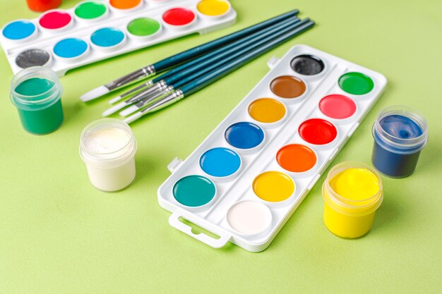 Conjunto de coloridos accesorios para pintar y dibujar.