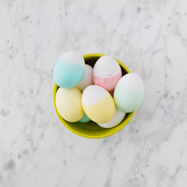 Conjunto de coloridos huevos de Pascua en un tazón