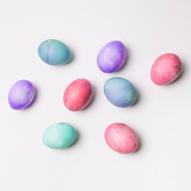 Conjunto de coloridos huevos de Pascua