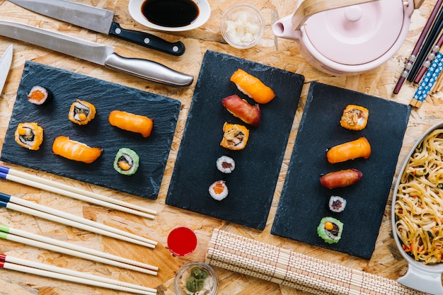 Foto gratuita conjunto de comida japonesa