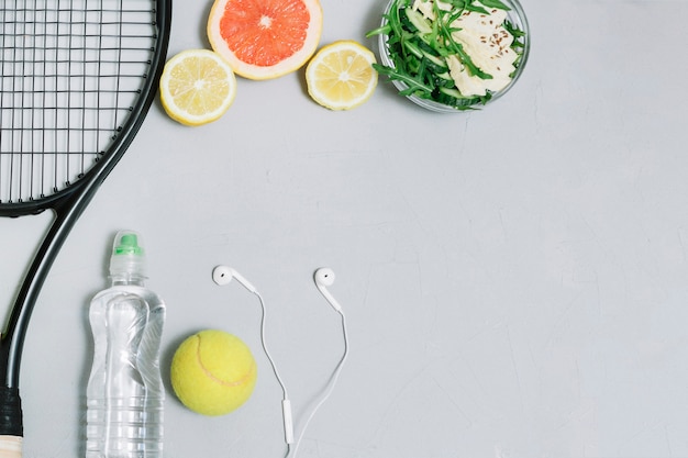 Conjunto de comida sana y equipo de tenis