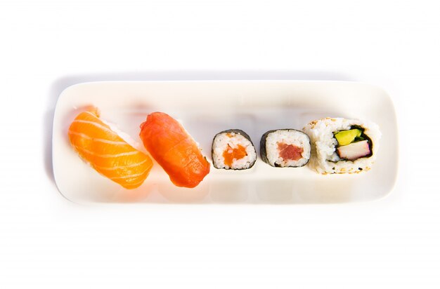 Conjunto de comida de sushi en plato blanco