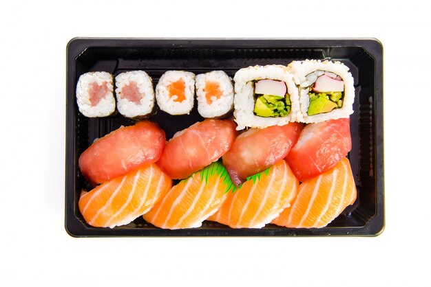 Conjunto de comida de sushi sobre fondo blanco