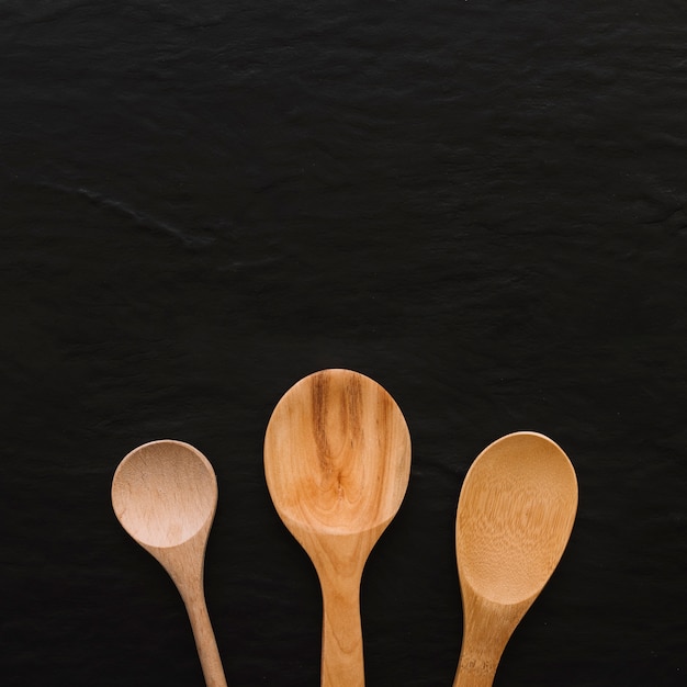 Foto gratuita conjunto de cucharas de madera