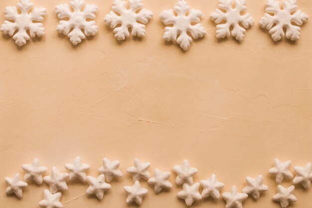 Conjunto de decorativos copos de nieve navideños y estrellas