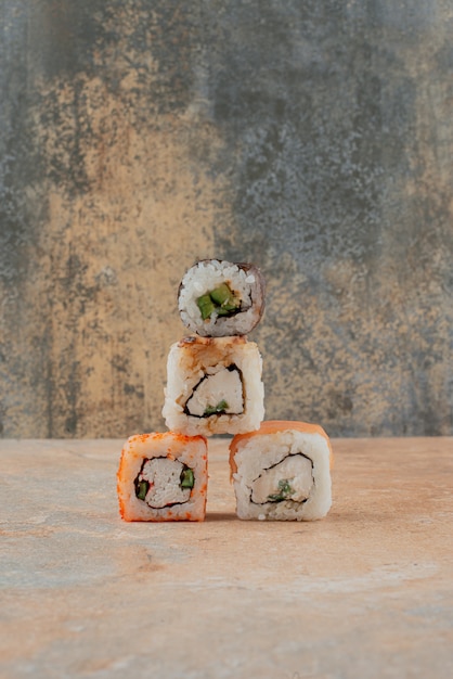 Conjunto de delicioso sushi roll sobre mármol.