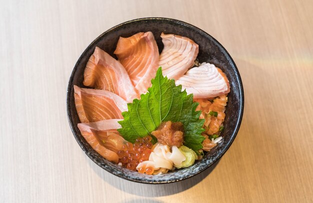 Conjunto de dongburi salmón mixto