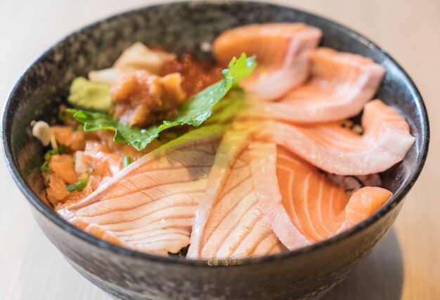 Conjunto de dongburi salmón mixto