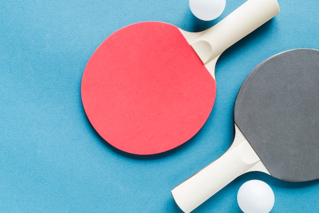 Conjunto de equipos de tenis de mesa.