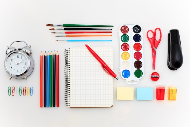 Foto gratuita conjunto escolar con cuadernos