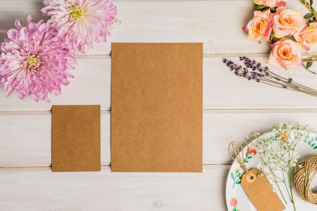 Conjunto floral de cartón de papelería en blanco