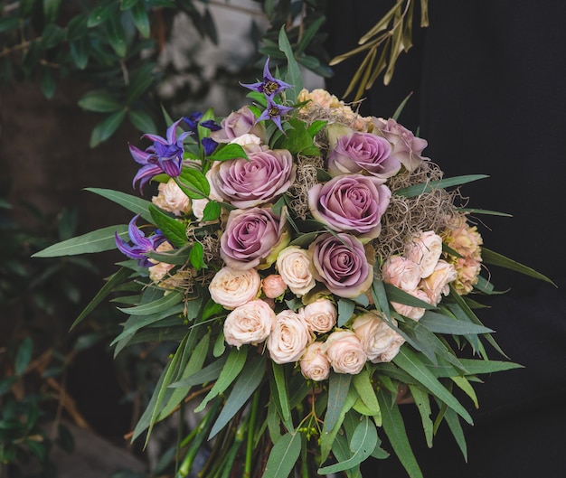 Conjunto de flores de color crema y púrpura, arte floral