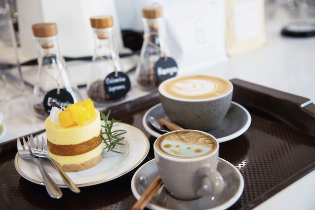 Conjunto fresco hermoso de la taza de café de la mañana de la relajación