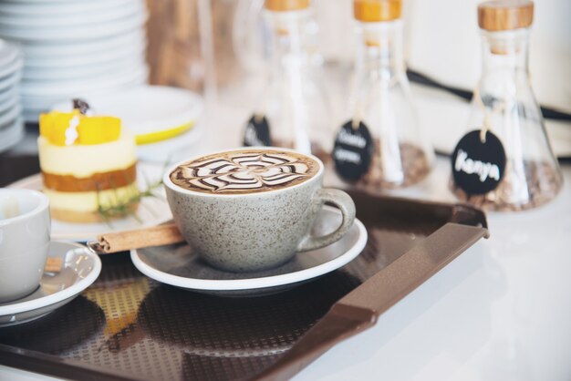 Conjunto fresco hermoso de la taza de café de la mañana de la relajación