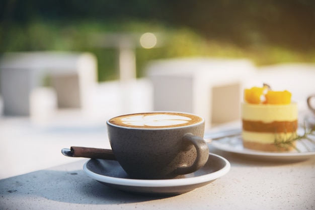 Foto gratuita conjunto fresco hermoso de la taza de café de la mañana de la relajación