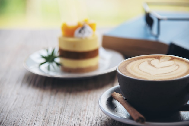 Conjunto fresco hermoso de la taza de café de la mañana de la relajación