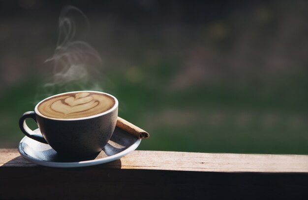 Conjunto fresco hermoso de la taza de café de la mañana de la relajación