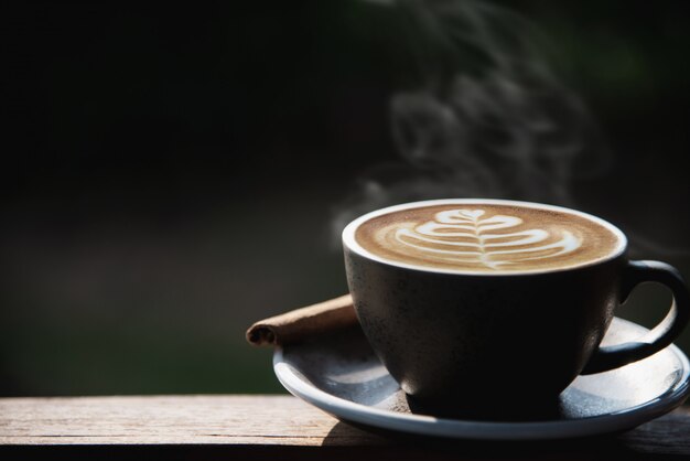 Conjunto fresco hermoso de la taza de café de la mañana de la relajación