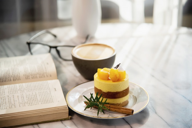 Conjunto fresco hermoso de la taza de café de la mañana de la relajación