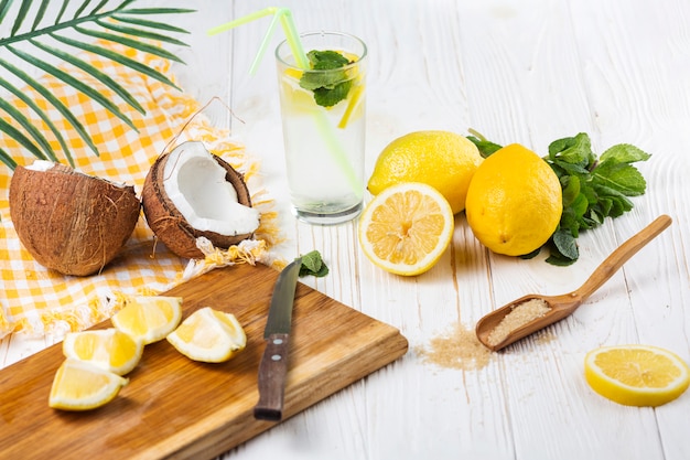 Conjunto de frutas y artículos para preparar bebida.