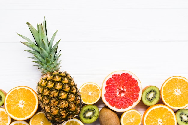 Conjunto de frutas tropicales sobre fondo blanco