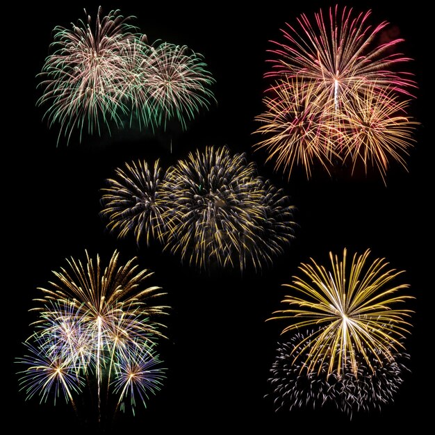 Conjunto de fuegos artificiales aislados sobre fondo negro