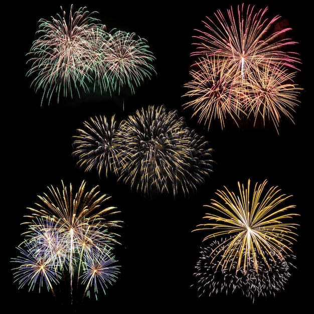 Conjunto de fuegos artificiales aislados sobre fondo negro