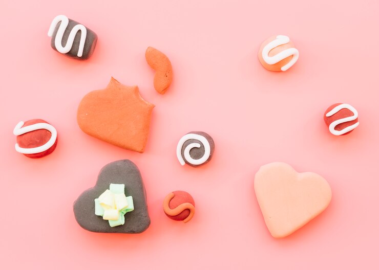 Foto gratuito conjunto de galletas en forma de corazones.