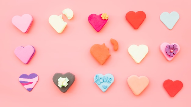 Foto gratuita conjunto de galletas en forma de corazones.