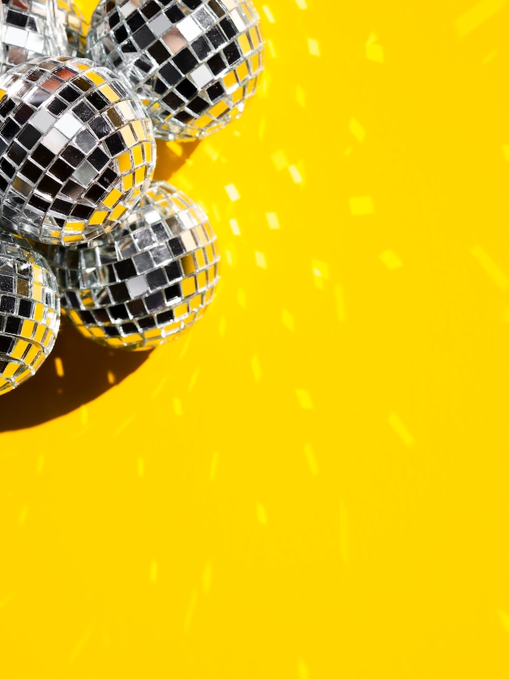 Foto gratuito conjunto de globos disco plateados con espacio de copia