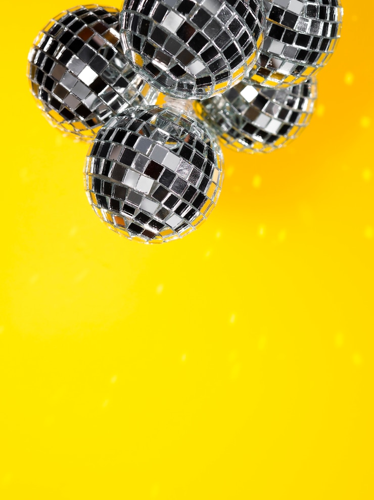 Foto gratuito conjunto de globos de discoteca brillantes con espacio de copia