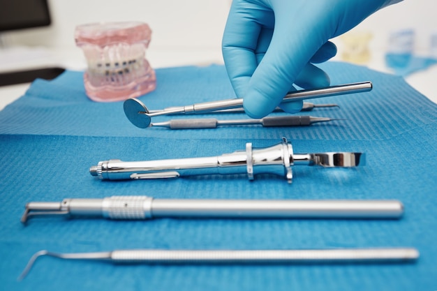 Foto gratuita conjunto de herramientas metálicas de equipos médicos para el cuidado dental