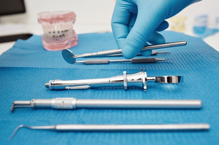 Foto gratuito conjunto de herramientas metálicas de equipos médicos para el cuidado dental