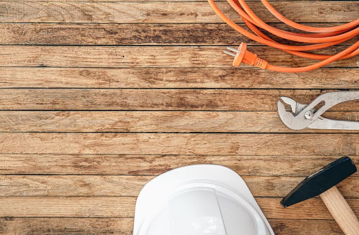 Foto gratuito conjunto de herramientas de reparación sobre fondo de madera plano