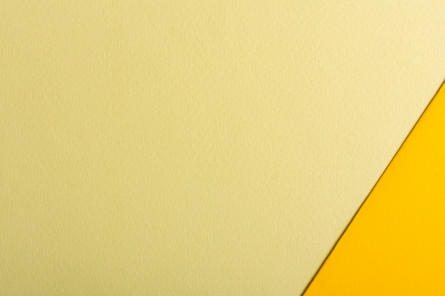Conjunto de hojas de papel en tonos amarillos con espacio de copia